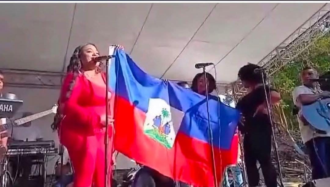 Katty Cumbe enflamme les réseaux sociaux de controverses suite à sa présentation sur scène avec le drapeau haïtien . Qui est Katty Cumbe?